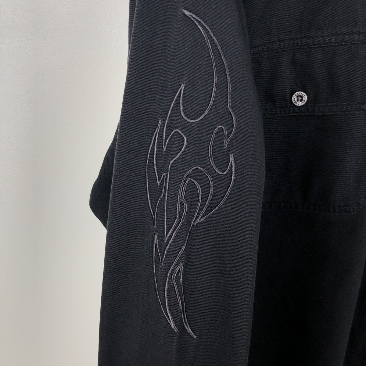 Harley-Davidson メッキボタンシャツ刺繍 グレーx黒ブラックM相当 古着 ハーレーダビッドソン Harley-Davidson 隠しボタンダウン